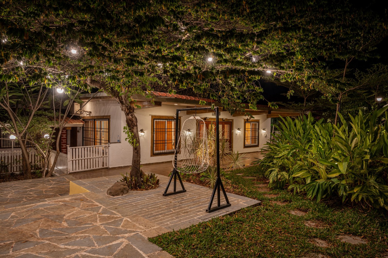 private pool villas near Pune with swimming pool and garden